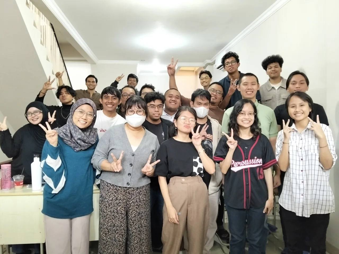 Siswa Sakura tersenyum bersama di ruang kelas