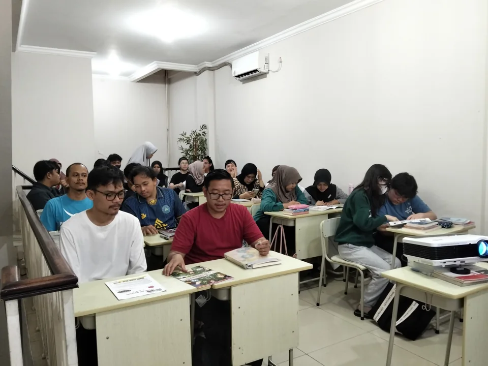 Siswa Sakura mengerjakan latihan di meja kelas