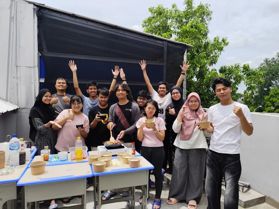 Siswa Sakura memasak dan menunjukkan hasil masakan bersama