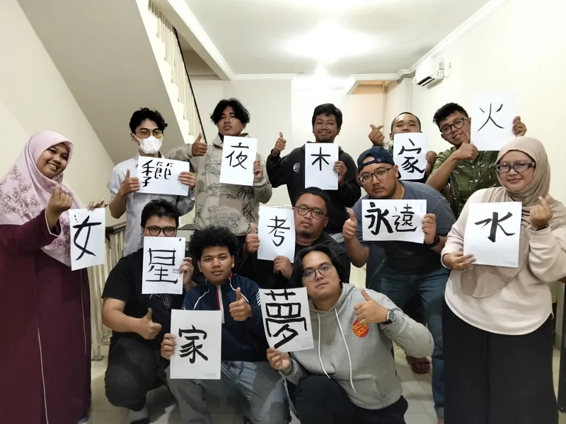Siswa Sakura menunjukkan karya kaligrafi Jepang